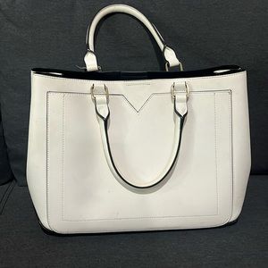 This white Kelly & Katie hand bag is in good condition!
